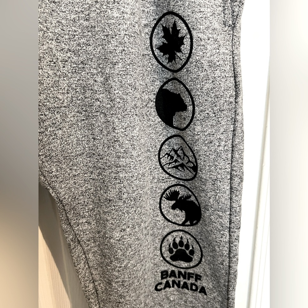 NWT Jogger Sweatpants Salt and Pepper Gray XL Banff Canada and Animal Icons